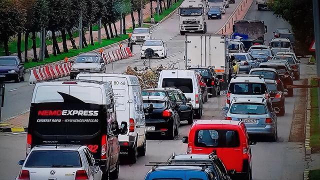 Blocaj în trafic pe principala arteră de circulație a Sucevei, din cauza colilor de tablă căzute dintr-un camion