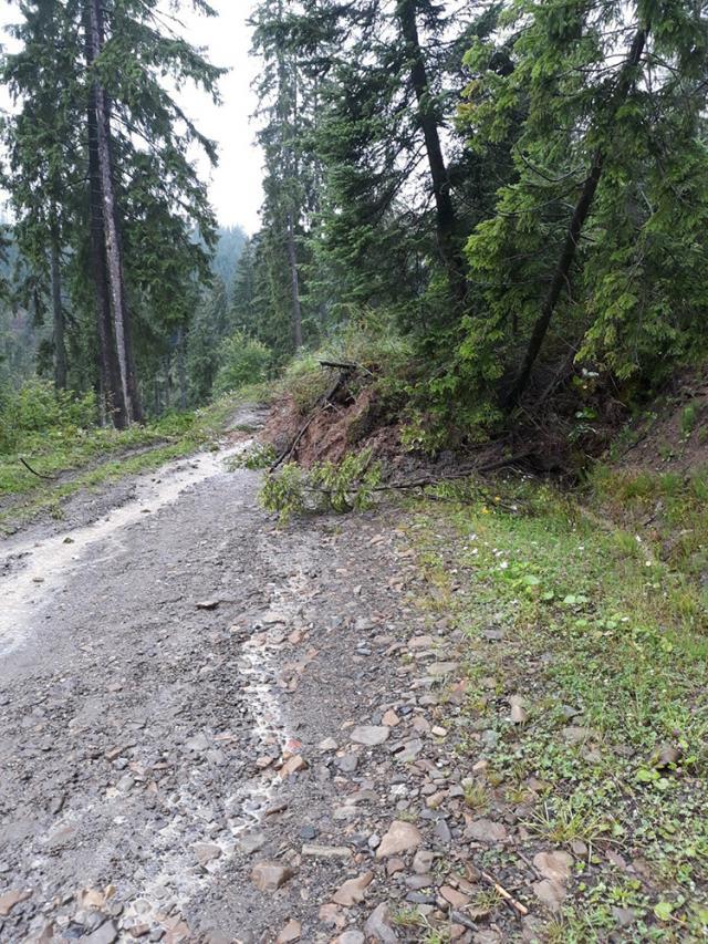 Drumul Brodina - Izvoarele Sucevei, blocat de alunecări