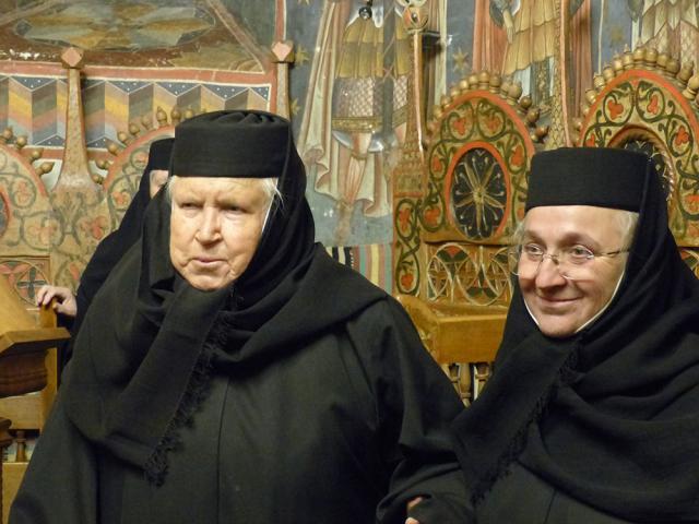 Stavrofora Irina Pântescu şi monahia dr. Gabriela Platon, noua stareță a Mănăstirii Voroneț