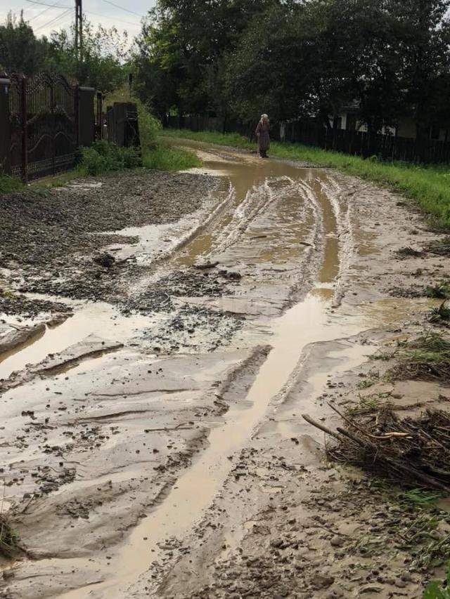 Drumurile din Dolhasca, afectate de precipitațiile abundente căzute în ultima perioadă