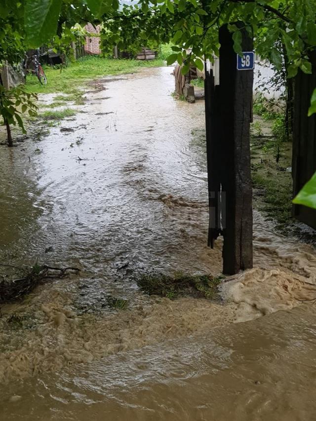 Drumurile din Dolhasca, afectate de precipitațiile abundente căzute în ultima perioadă 3