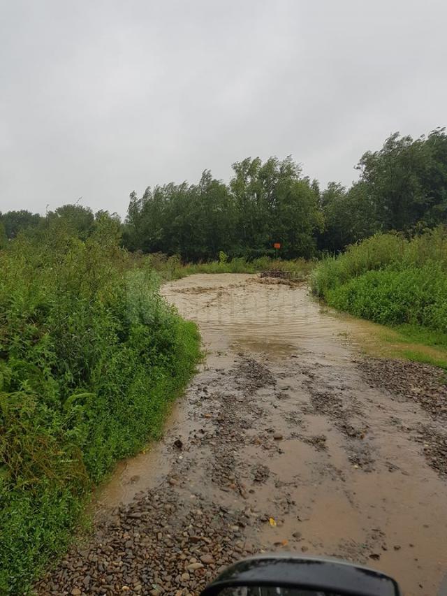 Drumurile din Dolhasca, afectate de precipitațiile abundente căzute în ultima perioadă 4
