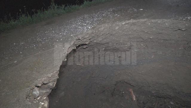 Drumuri inundate și rupte de o viitură, în zona Voroneț – Capu Câmpului