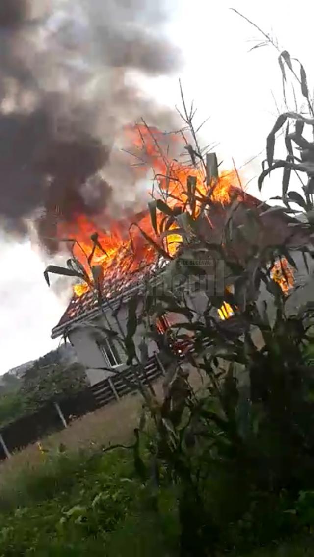 Casa cuprinsă de flăcări