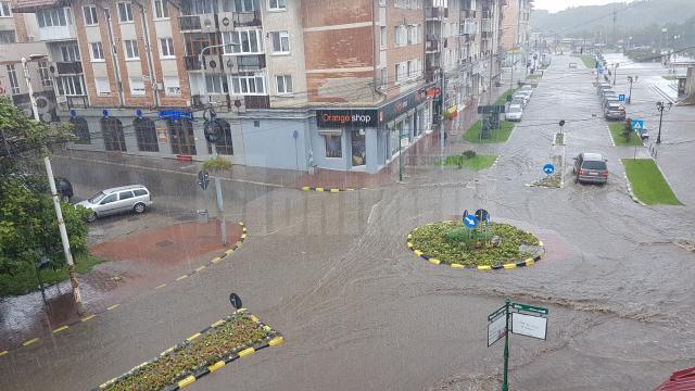 Străzile și trotuarele din centrul Sucevei, acoperite de apele revărsate din cer 2