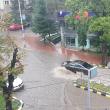 Străzile și trotuarele din centrul Sucevei, acoperite de apele revărsate din cer 3