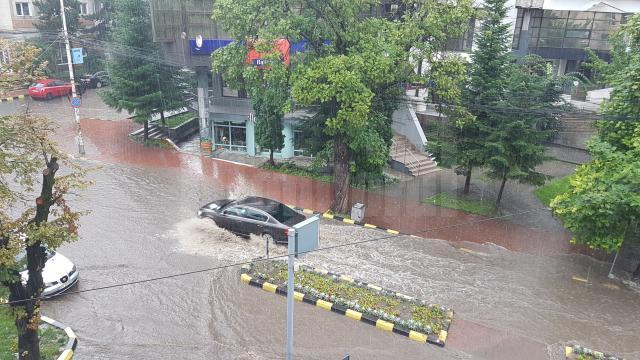 Străzile și trotuarele din centrul Sucevei, acoperite de apele revărsate din cer 3