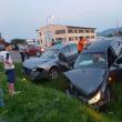 În urma impactului frontal dintre autoturisme, doi tineri au fost răniţi