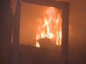Clădire afectată grav de flăcări, într-un incendiu izbucnit la Sadova