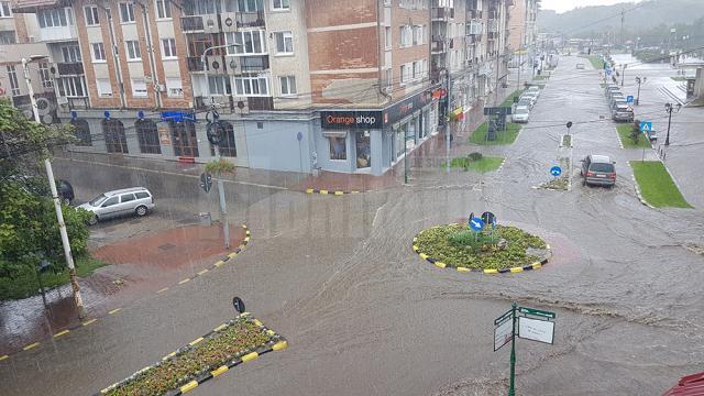 Străzile și trotuarele din centrul Sucevei, acoperite de apele revărsate din cer