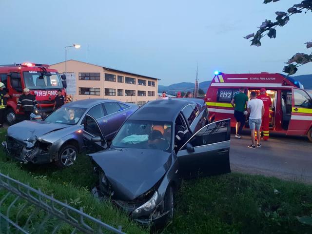 Doi tineri au ajuns la spital, după ce un șofer băut a pătruns cu mașina pe contrasens