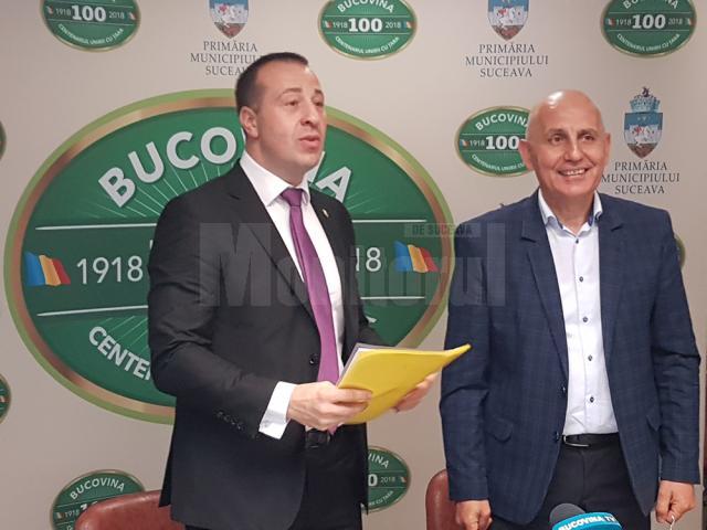 Viceprimarul Lucian Harșovschi și directorul ADR-NE, Vasile Asandei, la semnarea contractului de modernizare a sediului Primăriei Suceava