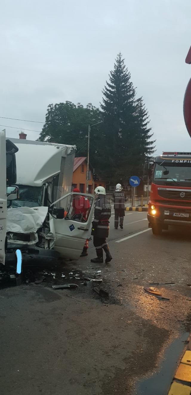 Trei răniţi în urma coliziunii între un camion şi o autoutilitară la Gura Humorului