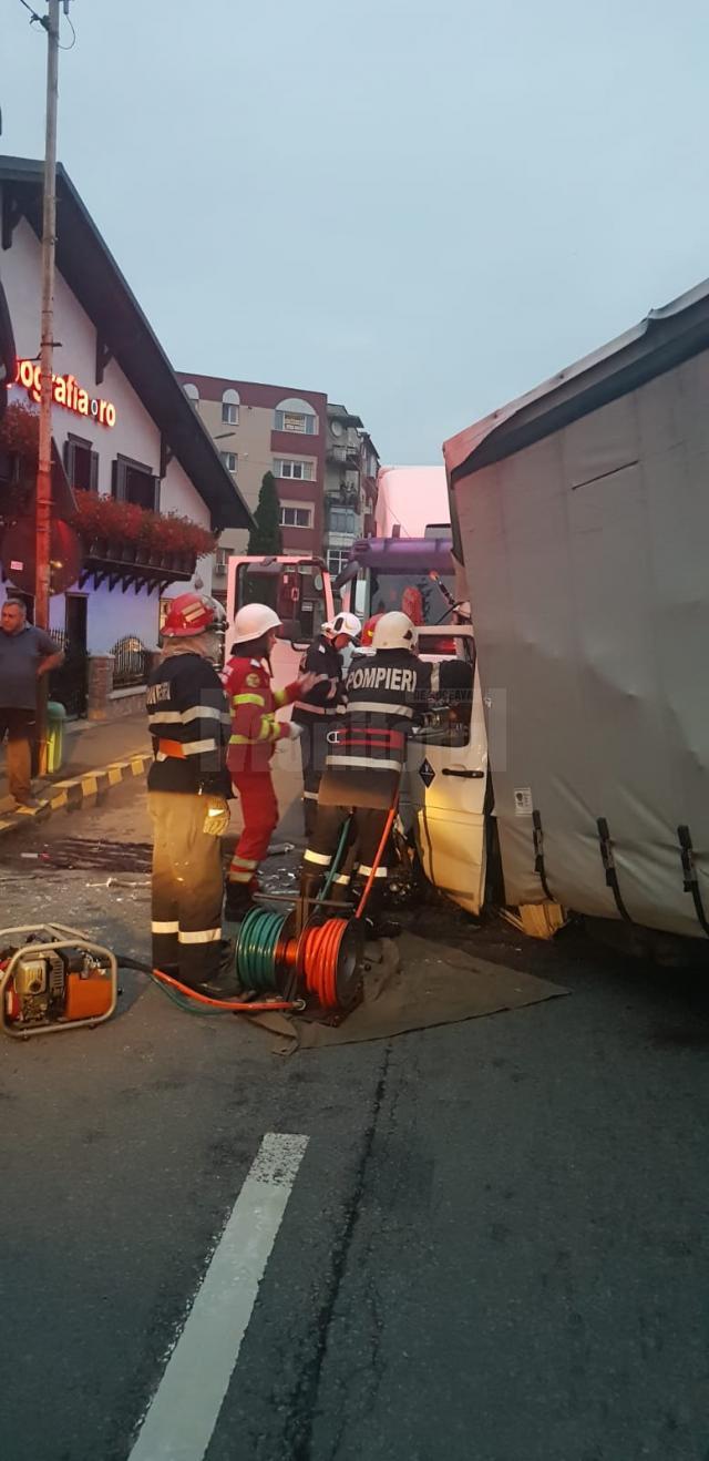 Trei răniţi în urma coliziunii între un camion şi o autoutilitară la Gura Humorului