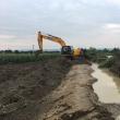 Intervenție la Boroaia, unde apele furioase au rupt circa 60 de metri din digul de protecţie al râului Moldova