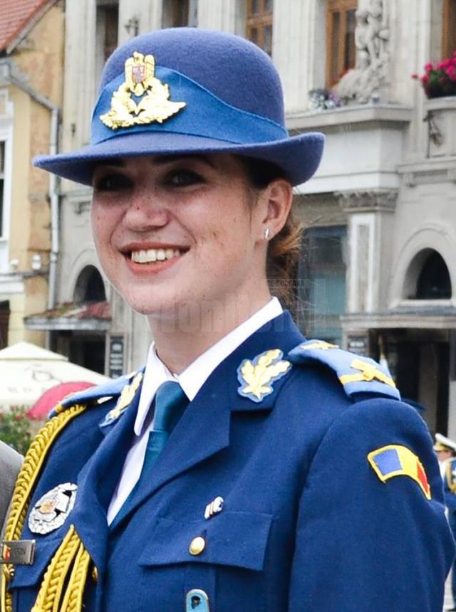 O tânără din Cornu Luncii, ofiţer de război electronic, este lidera promoţiei 2018 a Academiei Forţelor Aeriene