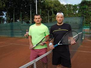Ionel Şuiu (dreapta) s-a calificat în semifinalele de la Secundara -40 după victoria în trei seturi în faţa câştigătorului de anul trecut, Dorin Cazaciuc