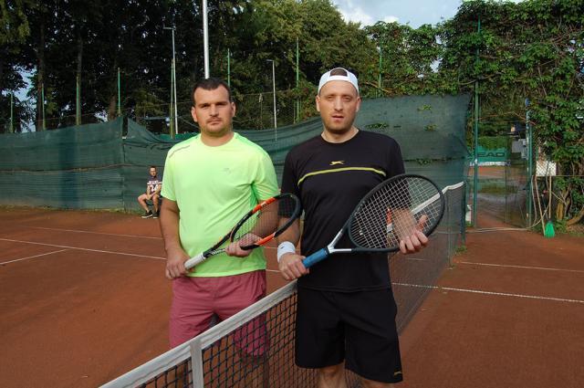 Ionel Şuiu (dreapta) s-a calificat în semifinalele de la Secundara -40 după victoria în trei seturi în faţa câştigătorului de anul trecut, Dorin Cazaciuc