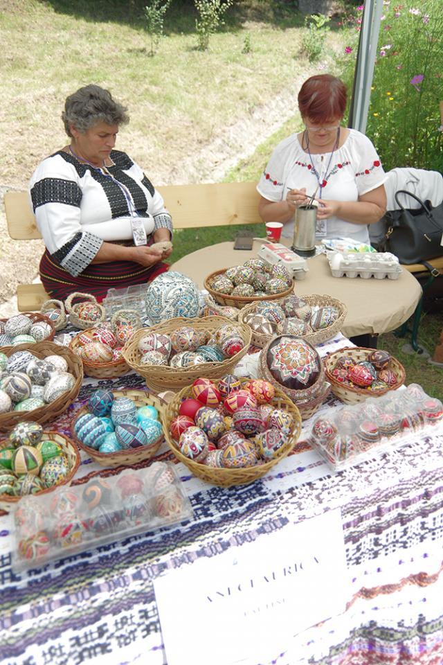 Peste 100 de meşteri populari din mai multe zone etnografice expun la Muzeul Satului Bucovinean