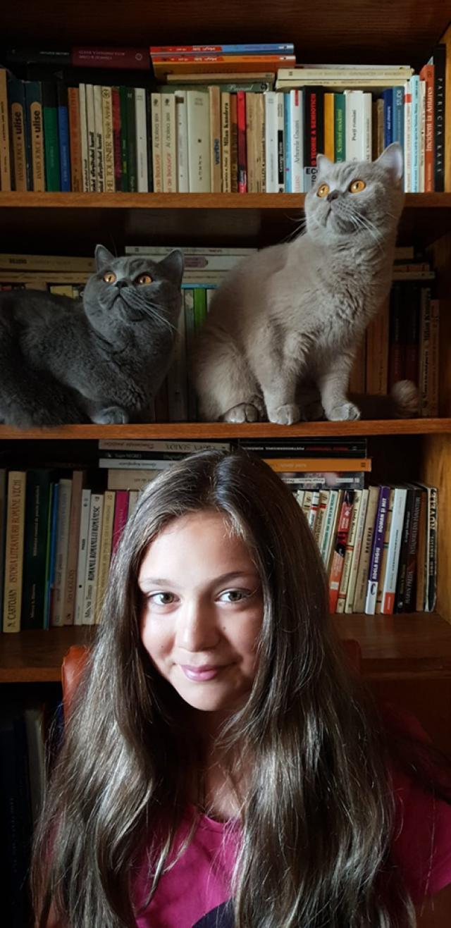 Theodora Ioana Balan, alături de pisicile sale, Masha și Brownie, surse de inspiraţie pentru povestea sa