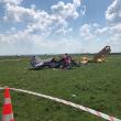 Două avioane s-au acroşat şi s-au prăbuşit de la o înălţime de 300 de metri pe Aerodromul din Frătăuţi. Un pilot a murit, celălalt se află în stare gravă la spital