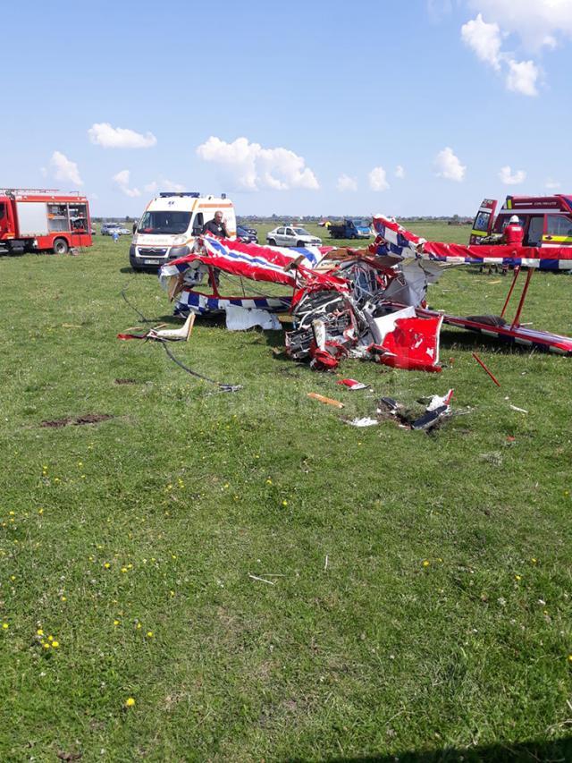 Două avioane s-au acroşat şi s-au prăbuşit de la o înălţime de 300 de metri pe Aerodromul din Frătăuţi. Un pilot a murit, celălalt se află în stare gravă la spital