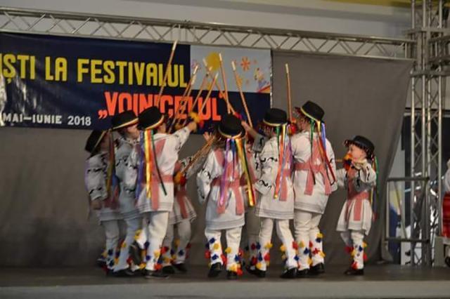 Formația „Micii românași" a obținut Trofeul „Voinicelul”