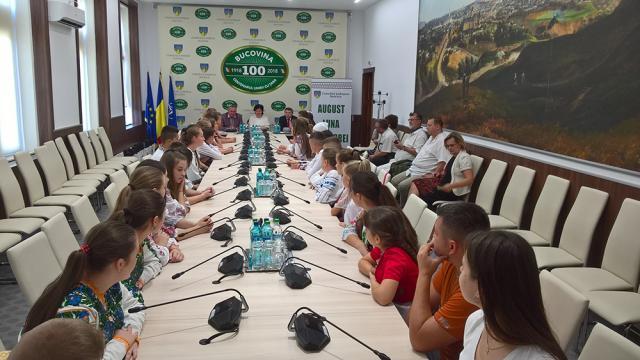 Peste 36 de elevi de etnie română din Cernăuţi participă la o tabără de creaţie în judeţul Suceava
