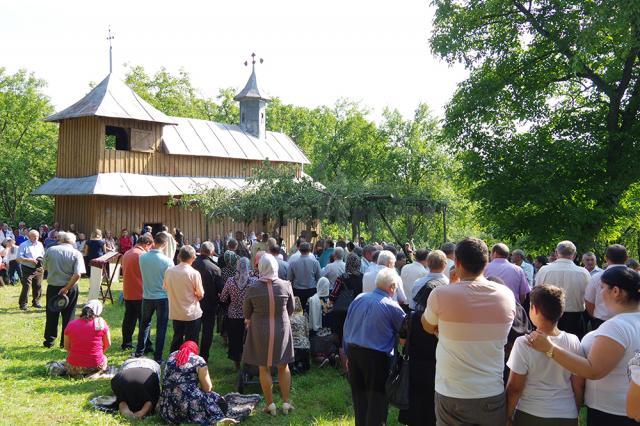 Credincioşii s-au adunat luni, de sărbătoarea Schimbării la Față, în curtea Bisericii Mănăstioara, la  una dintre putinele slujbe de peste an