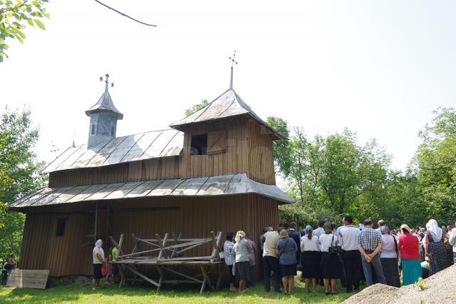 Clopotniţa bisericii a fost adăugată mai târziu, fiind vizibilă întreruperea brâului sculptat din lemn de stejar