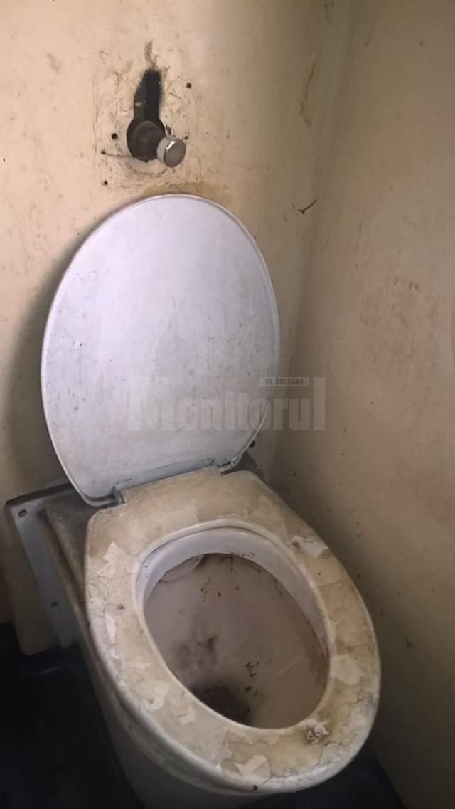 Toaleta din vagonul trenului Ilva Mică - Suceava