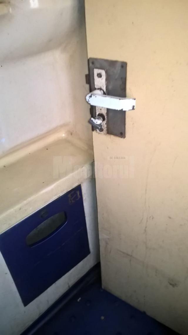 Ușa de la toaletă nu se închide
