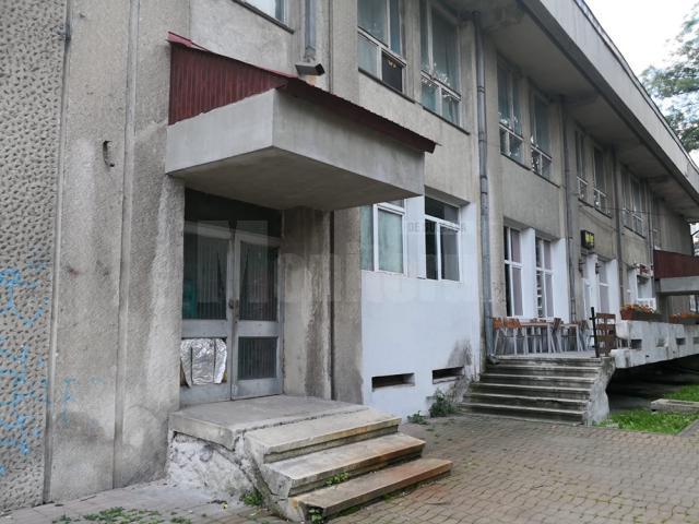 Cadariu atrage atenţia asupra stării de degradare a Casei de Cultura din Câmpulung Moldovenesc