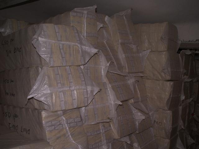 Ascunse în interiorul a 39 de buşteni, au fost găsite 106.432 pachete de ţigări marca Jin Ling, cu timbru Ucraina