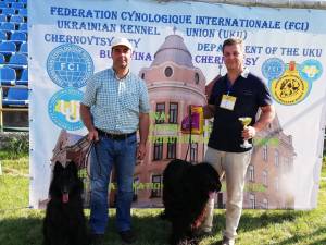 Cristian Domițian Moroșanu și Mircea Petrariu, cu cei doi câini campioni la juniori în România și Ucraina