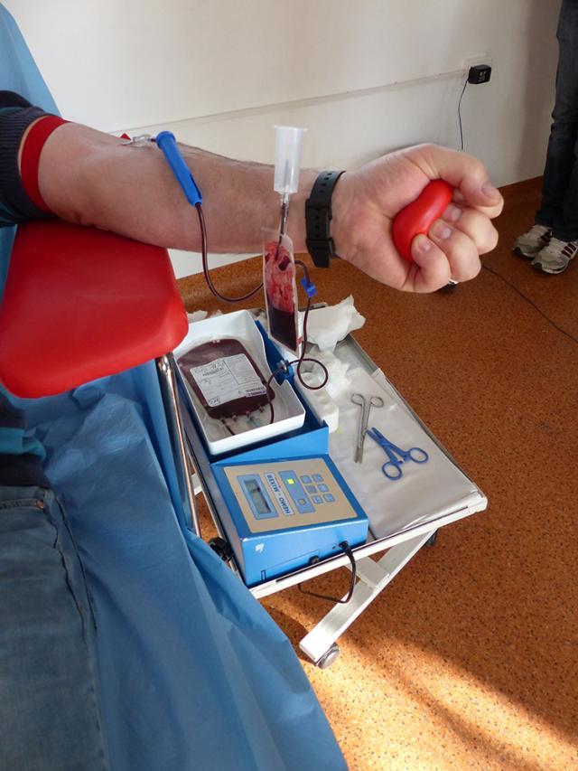 Persoanele care locuiesc sau au fost în vacanţă în Italia, Grecia, Ungaria şi Serbia au interdicţie să doneze sânge vreme de 28 de zile de la sosirea în România, din cauza febrei cu virusul West Nile