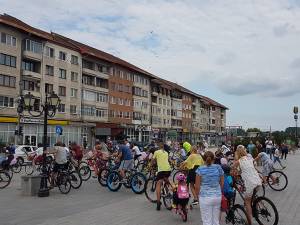 Parada «fustițelor» pe biciclete a pornit din centrul Sucevei