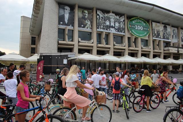 Parada „fustiţelor” pe biciclete a pornit din centrul Sucevei, pentru al treilea an consecutiv