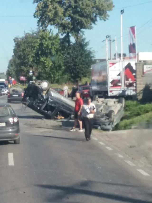 Carambol cu două maşini răsturnate şi doi răniţi, la ieşirea din Suceava spre Botoşani