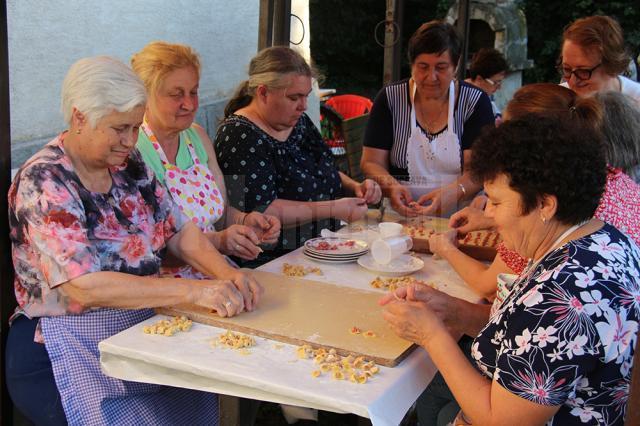 Credincioşii vin în ajunul sărbătorii pentru a modela câte 40 de urechiuşe pentru îndeplinirea unei dorinţe