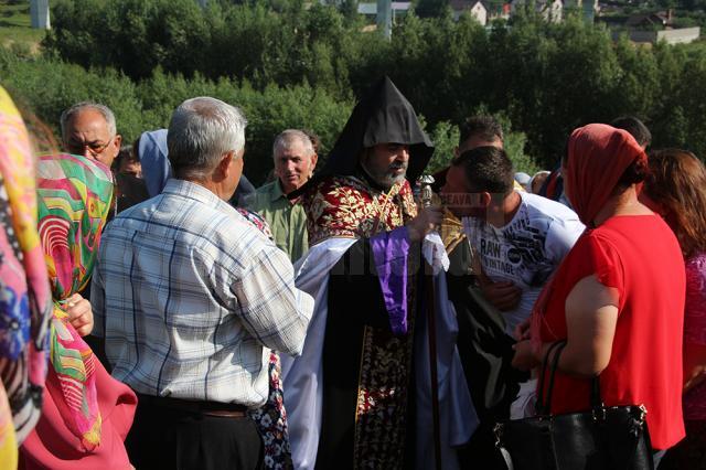 Episcopul armean binecuvântează credincioşii la Hagigadar