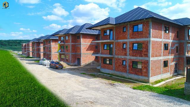 Construcţiile sunt module cu câte 6 apartamente, din care 3 apartamente cu 2 camere şi 3 apartamente cu 3 camere