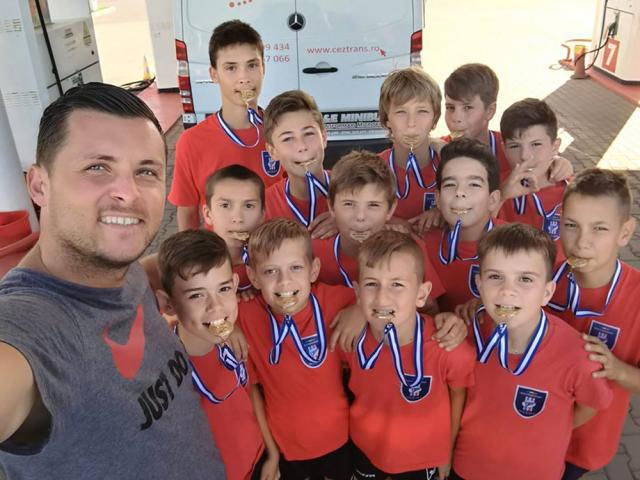 Micii fotbalişti de la LPS Suceava prezintă medaliile de campioni