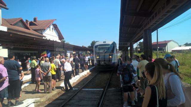 În Gara Rădăuţi, trenul a fost aşteptat cu mult entuziasm