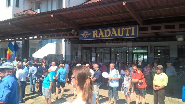În Gara Rădăuţi, trenul a fost aşteptat cu mult entuziasm