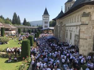 Mii de pelerini din întreaga ţară s-au rugat miercuri la Putna