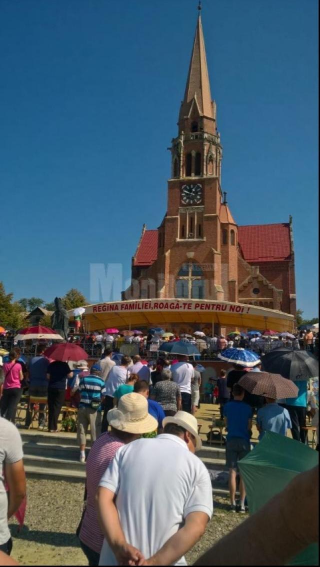 Mii de oameni se roagă la Cacica pentru pace în țară