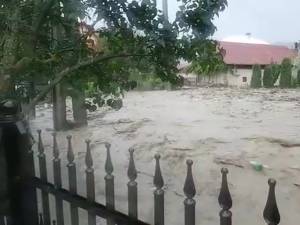 Mașini luate de ape, gospodării inundate, drumuri și calea ferată blocate de aluviuni, în urma ploilor torențiale de miercuri