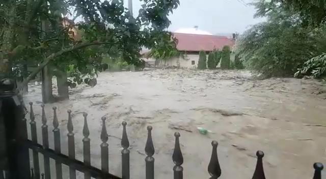 Mașini luate de ape, gospodării inundate, drumuri și calea ferată blocate de aluviuni, în urma ploilor torențiale de miercuri