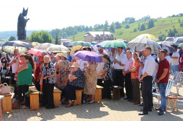 Liturghia solemnă oficiată, miercuri, la celebrarea Adormirii Maicii Domnului, de la Sanctuarul Marian Naţional de la Cacica